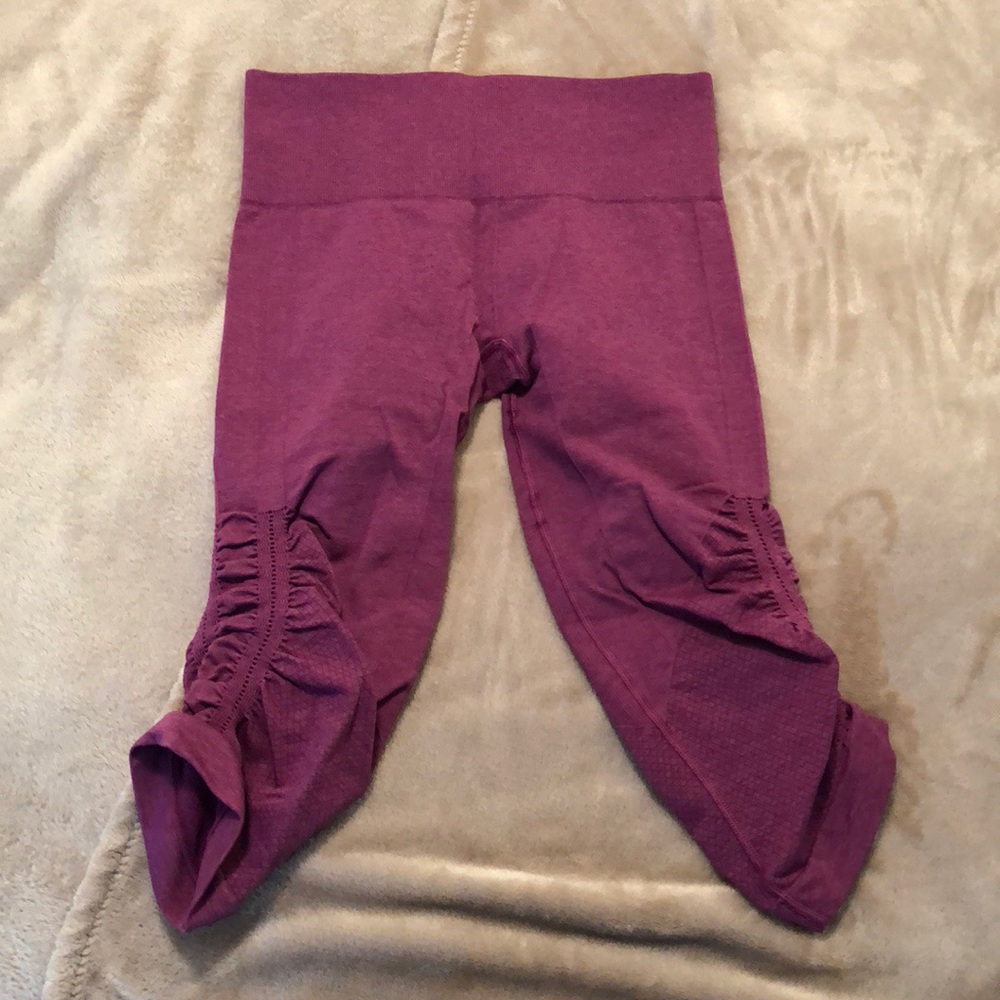 **EXCELLENT CONDITION** Lululemon Seamless Crops